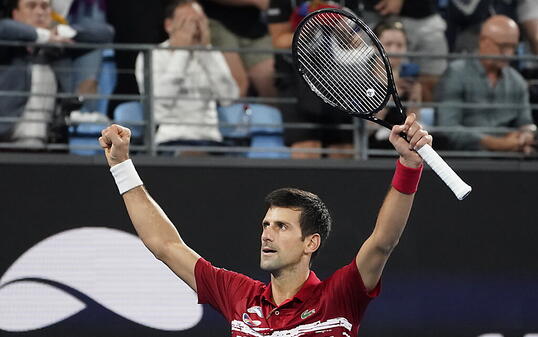 Novak Djokovic in verdienter Pose nach dem Sieg gegen Rafael Nadal