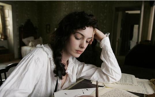 In Online-Versionen von "Sense and Sensibility" von Jane Austen - hier im Film "Becoming Jane" dargestellt von Anne Hathaway - verstecken sich Schadprogramme (Archiv)