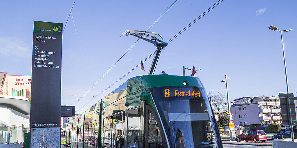 Ein Tram der Basler Verkehrsbetriebe BVB der Linie 8 ist am Dienstagabend in der deutschen Stadt Weil am Rhein in einen Unfall verwickelt gewesen - dabei kam eine Frau ums Leben. (Archivbild)