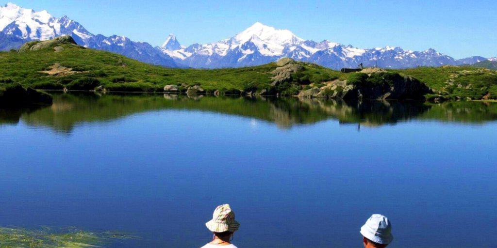 Im Sommer verbringen Schweizerinnen und Schweizer ihre Inlandferien am liebsten in den Bergen: Wanderpause am Blausee oberhalb der Bettmeralp. (Archivbild)