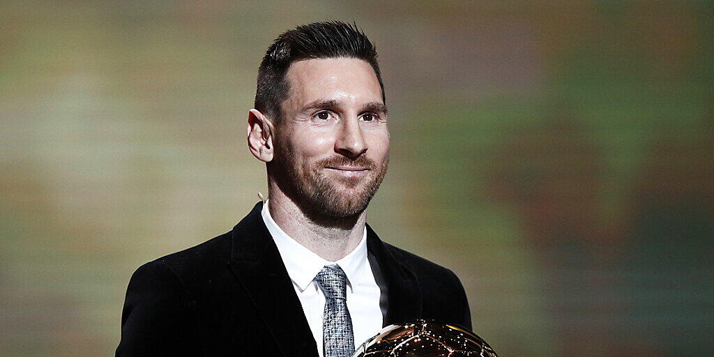 Lionel Messi ist in Paris mit dem Ballon d'Or ausgezeichnet worden. Der Argentinier hatte im September bereits den von der Fifa verliehenen "The-Best"-Award gewonnen. Nun setzte er sich auch bei der von der Fachzeitschrift France Football durchgeführten Wahl zum besten Fussballer des Jahres durch