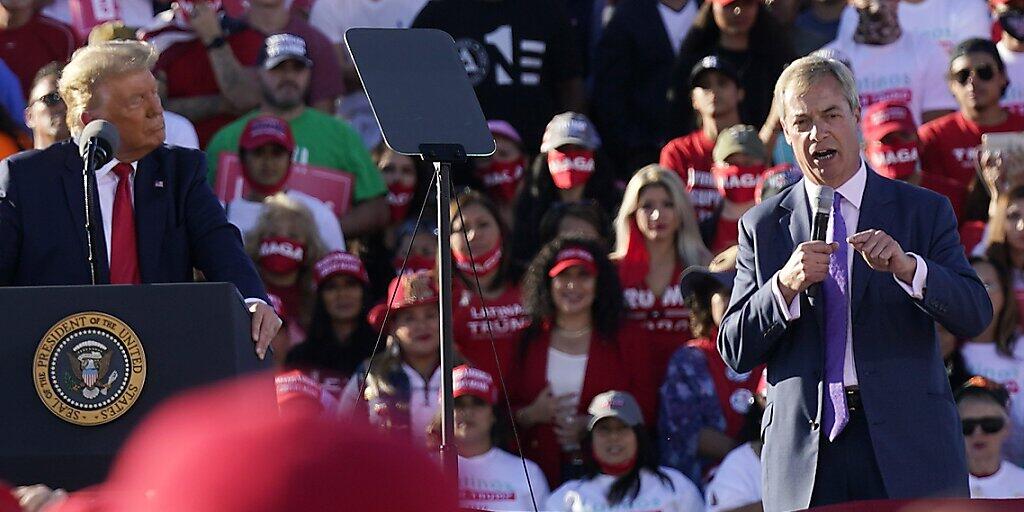 Donald Trump, Präsident der USA, steht während einer Wahlkampfveranstaltung neben Nigel Farage, Chef der britischen Brexit-Partei, auf der Bühne. Foto: Ross D. Franklin/AP/dpa Donald Trump, Präsident der USA, steht während einer Wahlkampfveranstaltung neben Nigel Farage, Chef der britischen Brexit-Partei, auf der Bühne. Foto: Ross D. Franklin/AP/dpa