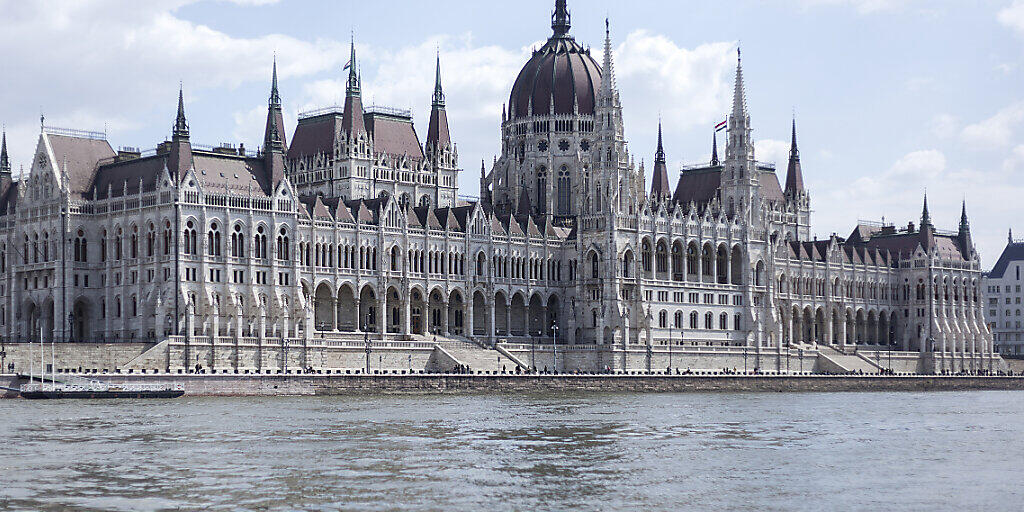 Die ungarische Regierung hat einen Gesetzentwurf beim Parlament deponiert, mit welchem das Land nach der Coronavirus-Krise wieder zur politischen Normalität zurückkehren soll. (Archivbild Parlament)