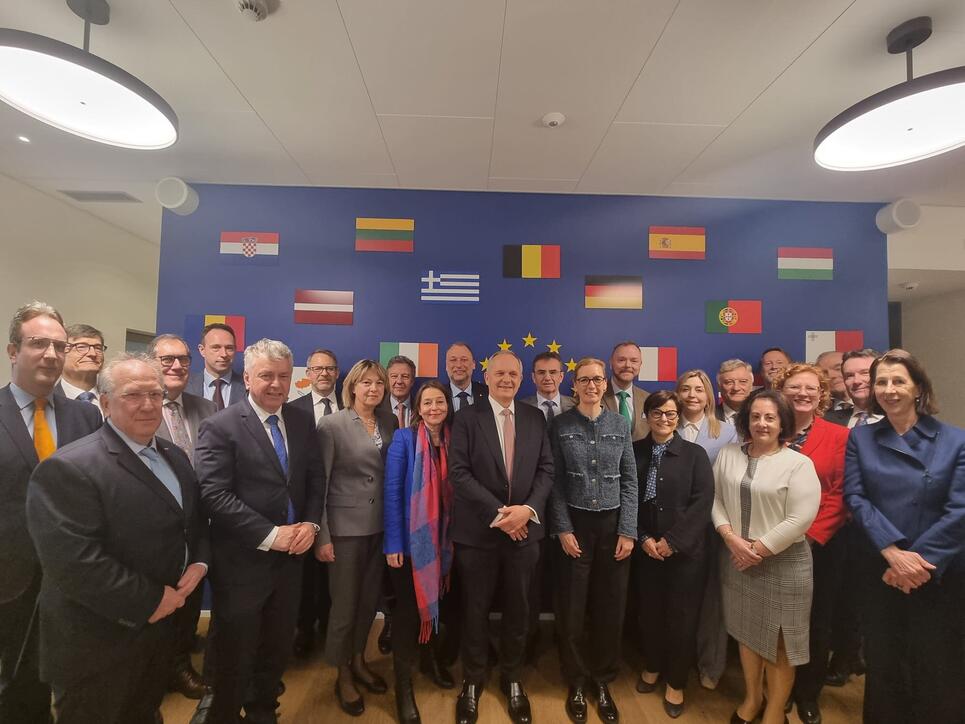 Gruppenfoto des&laquo;Head of Missions-Meeting&raquo; (HoMs) der EU-Botschafterinnen und -Botschafter in Bern.