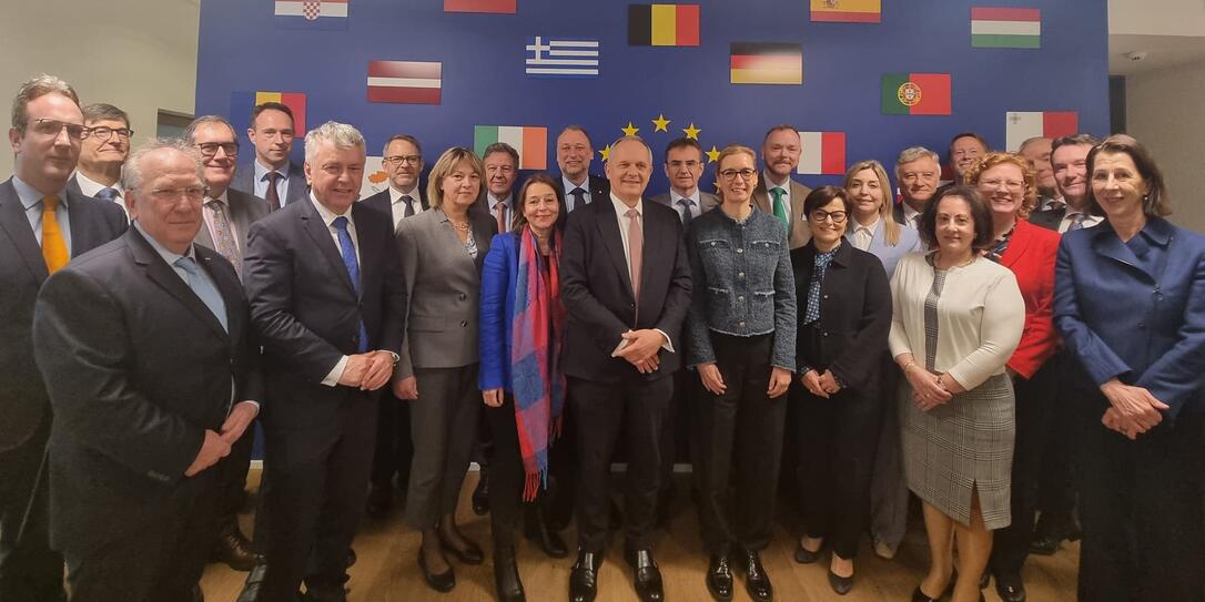 Gruppenfoto des&laquo;Head of Missions-Meeting&raquo; (HoMs) der EU-Botschafterinnen und -Botschafter in Bern.
