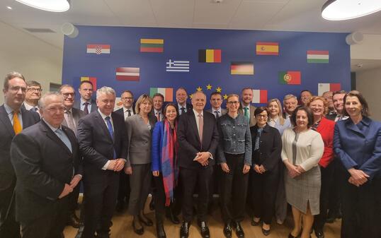 Gruppenfoto des&laquo;Head of Missions-Meeting&raquo; (HoMs) der EU-Botschafterinnen und -Botschafter in Bern.