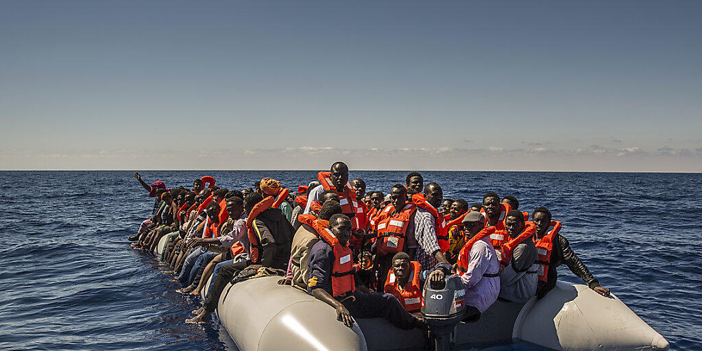 Flüchtlinge und andere Migranten etwa aus Eritrea, Mali und Bangladesch auf einem Boot vor der Küste Libyens im Sommer 2016. (Archivbild)