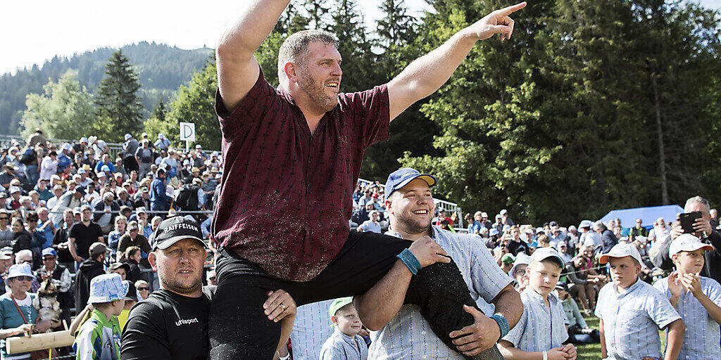 Christian Stucki feiert 2018 seinen Sieg beim Bergkranzfest am Schwarzsee.