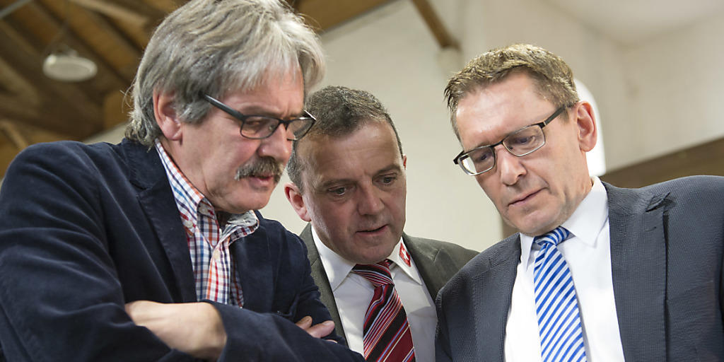 Die Solothurner Ständeratskandidaten Roberto Zanetti, SP, Walter Wobmann, SVP, und Pirmin Bischof, CVP, von links, unterhalten sich am Wahlsonntag in Solothurn. (KEYSTONE/Peter Schneider) Die Solothurner Ständeratskandidaten Roberto Zanetti, SP, Walter Wobmann, SVP, und Pirmin Bischof, CVP, von links, unterhalten sich am Wahlsonntag in Solothurn. (KEYSTONE/Peter Schneider)