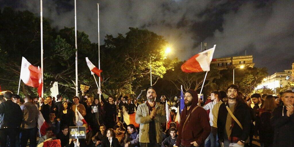 Demonstranten in Maltas Hauptstadt Valletta fordern den sofortigen Rücktritt von Premierminister Joseph Muscat. (Archivbild)