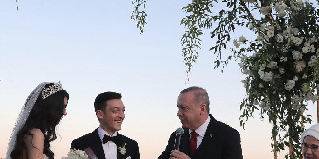 Der türkische Präsident Recep Tayyip Erdogan (rechts neben dem Brautpaar) war am Freitag Trauzeuge bei der Hochzeit des deutschen Ex-Nationalspielers Mesut Özil. (Archivbild)
