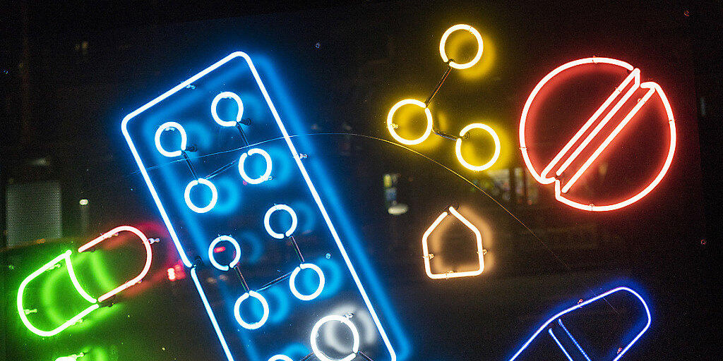 Schaufenster einer Apotheke in Z&uuml;rich: Der Betrieb d&uuml;rfte florieren, denn die H&auml;lfte der Schweizer greift mindestens einmal die Woche zur Arznei. (Symbolbild)