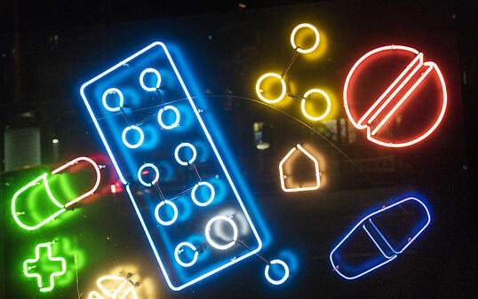 Schaufenster einer Apotheke in Zürich: Der Betrieb dürfte florieren, denn die Hälfte der Schweizer greift mindestens einmal die Woche zur Arznei. (Symbolbild)