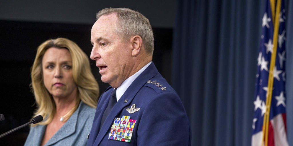 Air-Force-Chef Mark Welsh gibt die Entscheidung für Northrop bekannt.