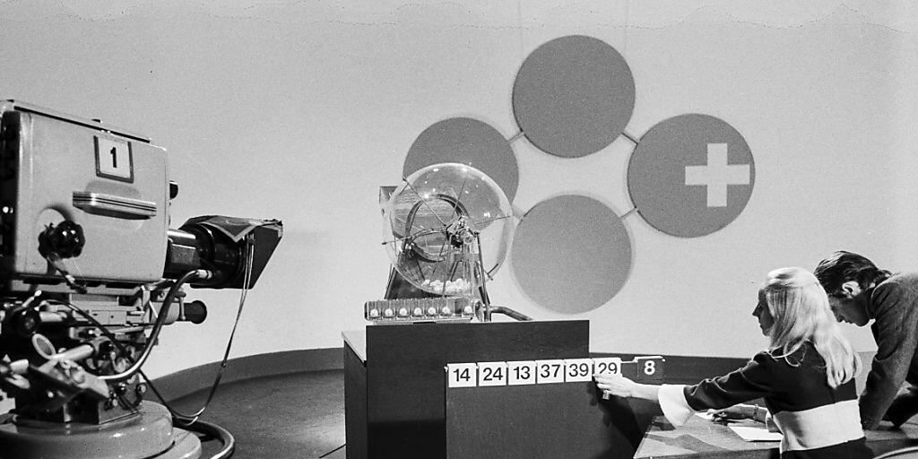 Aufnahme von der Hauptprobe zur ersten Ziehung von Lotto-Zahlen in der Schweiz am 6. Januar 1970 im Fernsehstudio Zürich. Die erste "echte" Ziehung fand am 10. Januar 1970 statt. 200'000 Franken warteten auf den glücklichen Hauptgewinner.  (KEYSTONE/PHOTOPRESS-ARCHIV/FW)