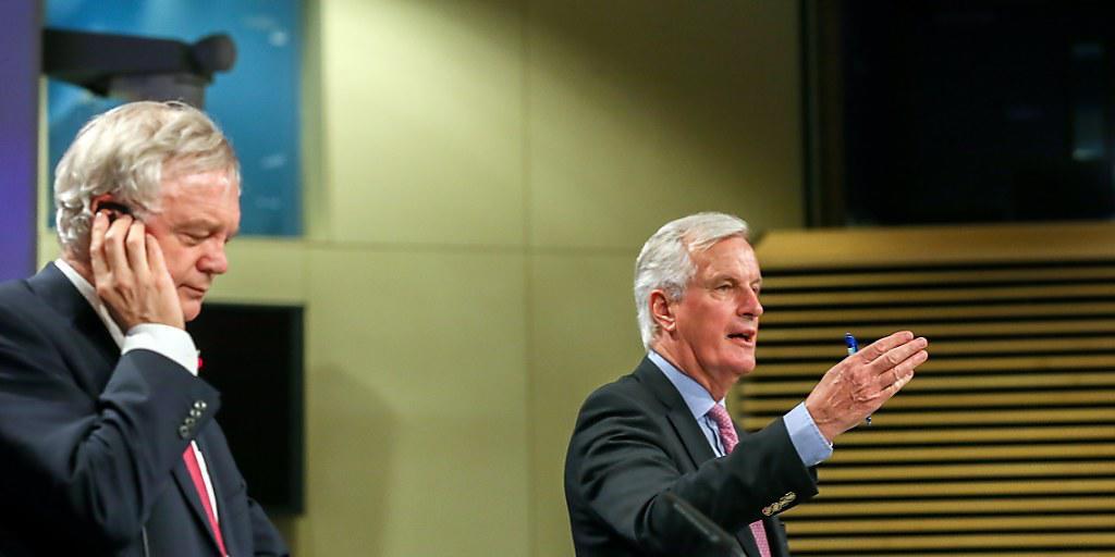 Brexit-Minister David Davis (links) und EU-Verhandlungsführer Michel Barnier haben sich am Montag in Brüssel über den Fahrplan der Brexit-Verhandlungen geeinigt.