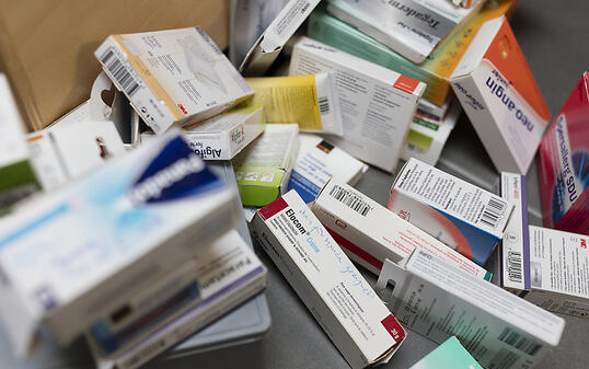 Nicht die Preise treiben die Krankenkassenprämiem hoch, sondern der Mehrkonsum von medizinischen Leistungen und Medikamenten. (Symbolbild)