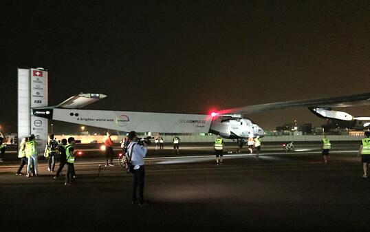Kurz nach 2 Uhr Schweizer Zeit ist Bertrand Piccard mit dem Solarflugzeug "Solar Impulse 2" in Abu Dhabi gelandet - die Weltumrundung ist damit abgeschlossen.