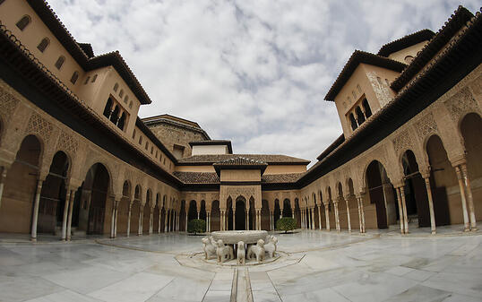 ARCHIV - Blick auf den Löwenhof (Patio de los Leones) der Alhambra in Granada. Foto: Álex Cámara/Europapress/dpa