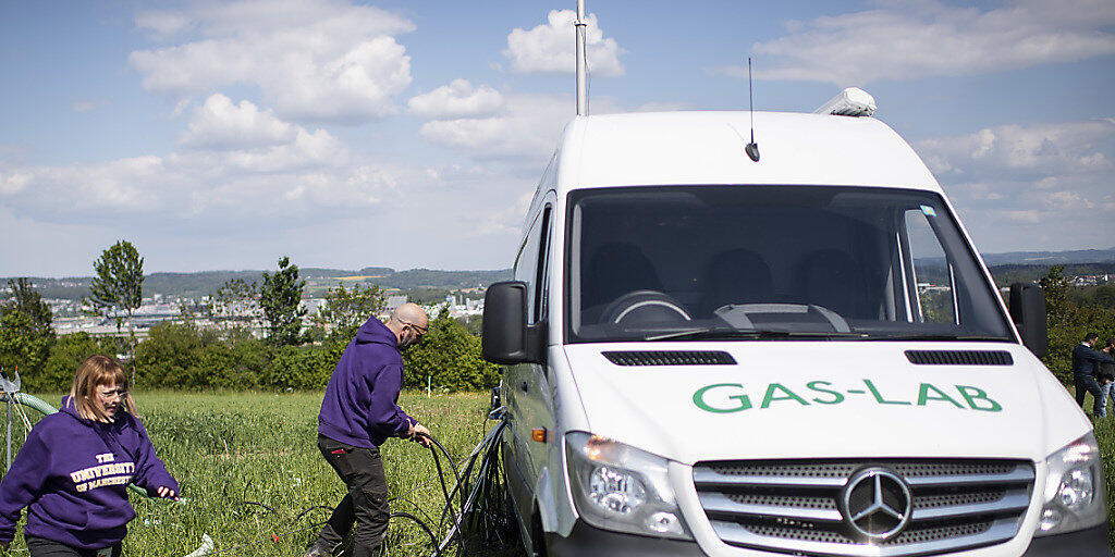 Auf Versuchsparzellen bei Agroscope in Zürich messen Forschende mit einem mobilen Labor die Lachgas-Emissionen, die nach Düngung von Feldern und Wiesen entstehen.