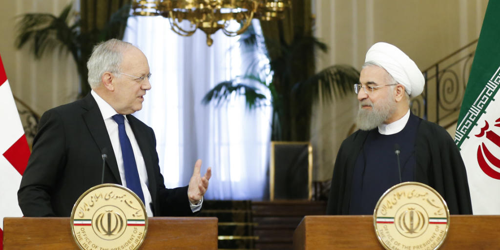 Bundespräsident Schneider-Ammann wollte mit einem Staatsbesuch in Iran die Exportgeschäfte ankurbeln, doch Schweizer Firmen hinken etwa deutschen Exporteuren deutlich hinterher. (Archivbild mit dem iranischen Präsidenten Hassan Rohani im Februar 2016 in Teheran) Bundespräsident Schneider-Ammann wollte mit einem Staatsbesuch in Iran die Exportgeschäfte ankurbeln, doch Schweizer Firmen hinken etwa deutschen Exporteuren deutlich hinterher. (Archivbild mit dem iranischen Präsidenten Hassan Rohani im Februar 2016 in Teheran)
