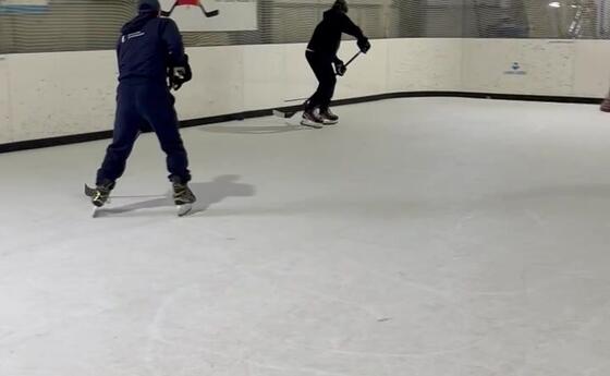 Eishockeyspieler testen das synthetische Eis