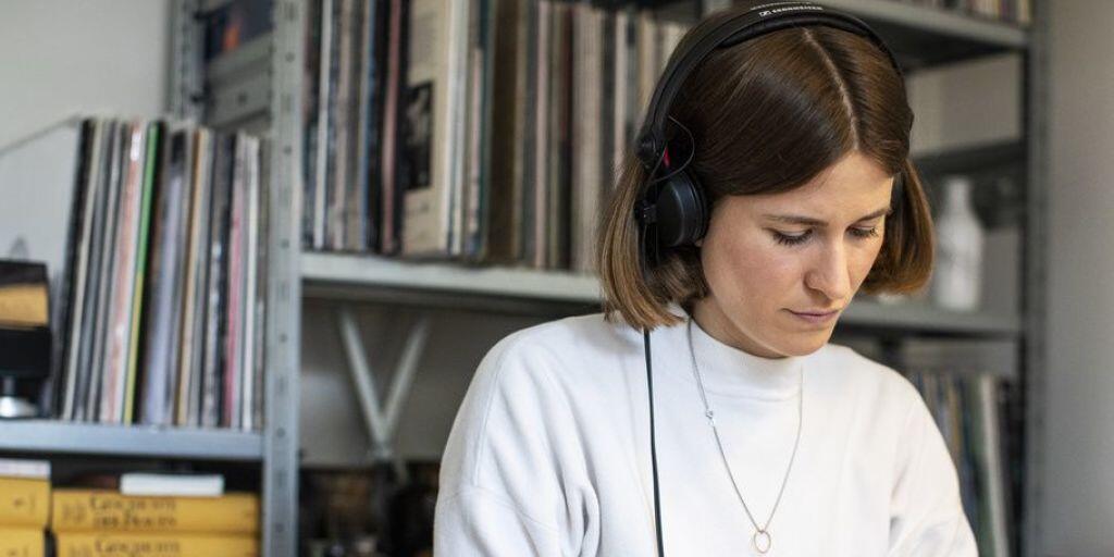 Die Luzerner Künstlerin Martina Lussi erforscht die unerschöpflichen Möglichkeiten von elektroakustischem Sound. Die Luzerner Künstlerin Martina Lussi erforscht die unerschöpflichen Möglichkeiten von elektroakustischem Sound.