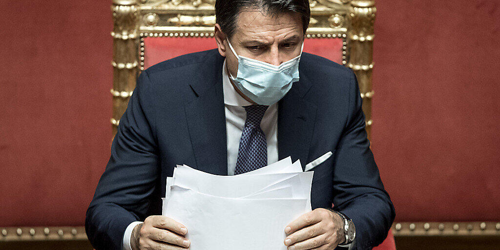 Italiens Ministerpräsident Giuseppe Conte hat ein neues Paket von Maßnahmen im Kampf gegen das Coronavirus unterzeichnet. Foto: Roberto Monaldo/LaPresse/AP/dpa