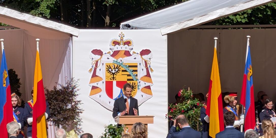 Erbprinz Alois während der Ansprache zum Staatsakt 2025