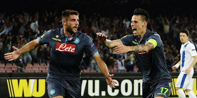 Napolis David Lopez (links) wird von Marek Hamsik gefeiert