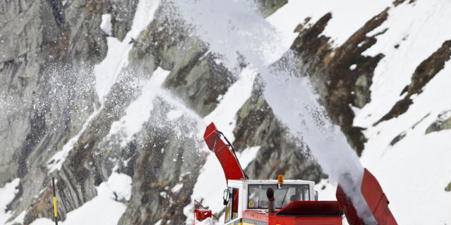 Auf der Gotthard-Passhöhe wird der Schnee geräumt (Archivbild) Auf der Gotthard-Passhöhe wird der Schnee geräumt (Archivbild)