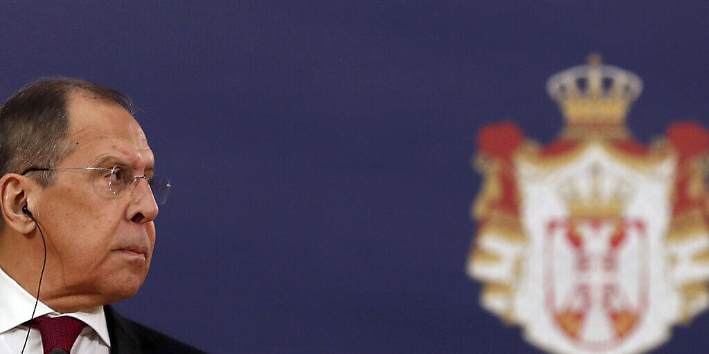 Sergej Lawrow, Außenminister von Russland, nimmt an einer gemeinsamen Pressekonferenz mit dem serbischen Präsidenten Vucic teil. Lawrow befindet sich auf einem zweitägigen Besuch in Serbien. Foto: Darko Vojinovic/AP/dpa