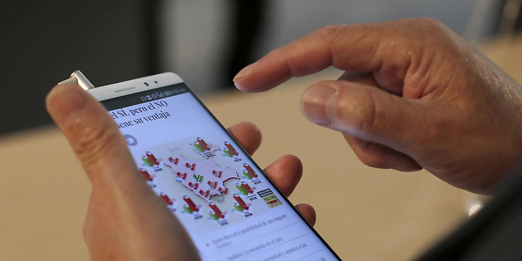 Huawei-Smartphone an einem Kongress in Barcelona: Der chinesische Mobiltelefon-Hersteller will künftig den Sprachdienst Alexa von Amazon auf seinen Geräten anbieten. (Archivbild)