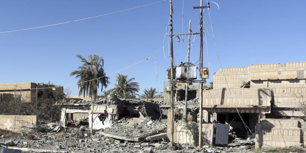 Von Kämpfen zerstörte Gebäude in der irakischen Stadt Ramadi. Laut der UNO begeht die Terrormiliz IS Kriegsverbrechen im Irak. (Archiv) Von Kämpfen zerstörte Gebäude in der irakischen Stadt Ramadi. Laut der UNO begeht die Terrormiliz IS Kriegsverbrechen im Irak. (Archiv)