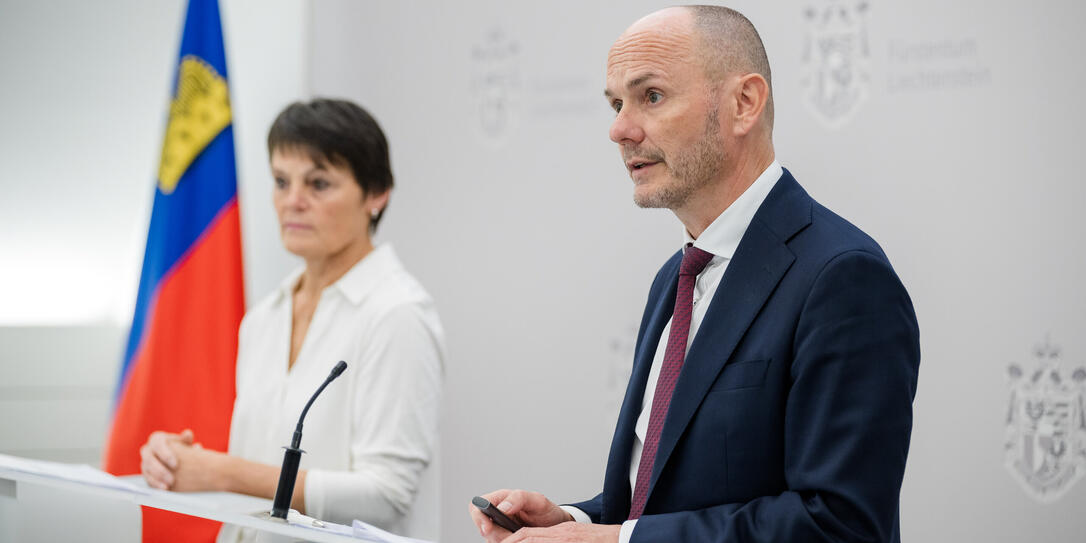 Biggi Beck-Blum, Vorsitzende des Sportrats und Regierungsrat Hubert Büchel stellten den Leistungssportmonitor vor.