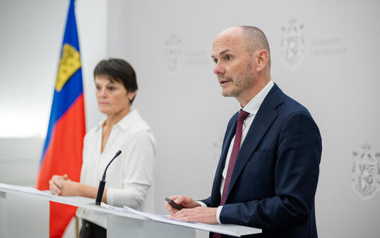 Biggi Beck-Blum, Vorsitzende des Sportrats und Regierungsrat Hubert Büchel stellten den Leistungssportmonitor vor.