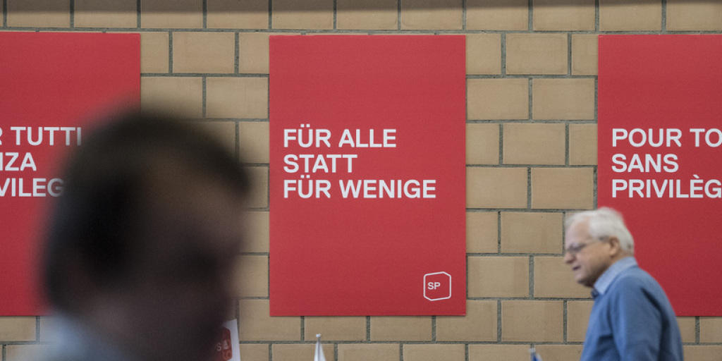"Für alle statt für wenige" - Plakate am Zukunftsparteitag der SP Schweiz in Thun, wo die Delegierten die Weichen für die Zukunft ihrer Partei stellen.