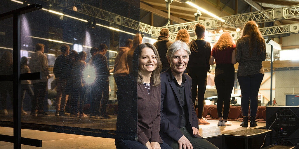 Gerda Wurzenberger (l) und Richard Reich (r) betreiben das Junge Literaturlabor (JULL) in Zürich und leiten das Projekt Schulhausroman. Seit 2018 schreiben Schulklassen in der ganzen Schweiz solche Romane und präsentieren sie der Öffentlichkeit wie hier in Dübendorf.