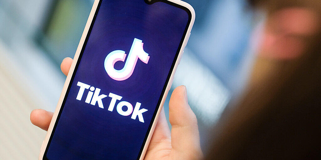 ARCHIV - ILLUSTRATION - Ein Mädchen hält ihr Smartphone in den Händen, auf dem sie ein Foto der Kurzvideo-App Tiktok geöffnet hat. Foto: Jens Kalaene/dpa-Zentralbild/dpa