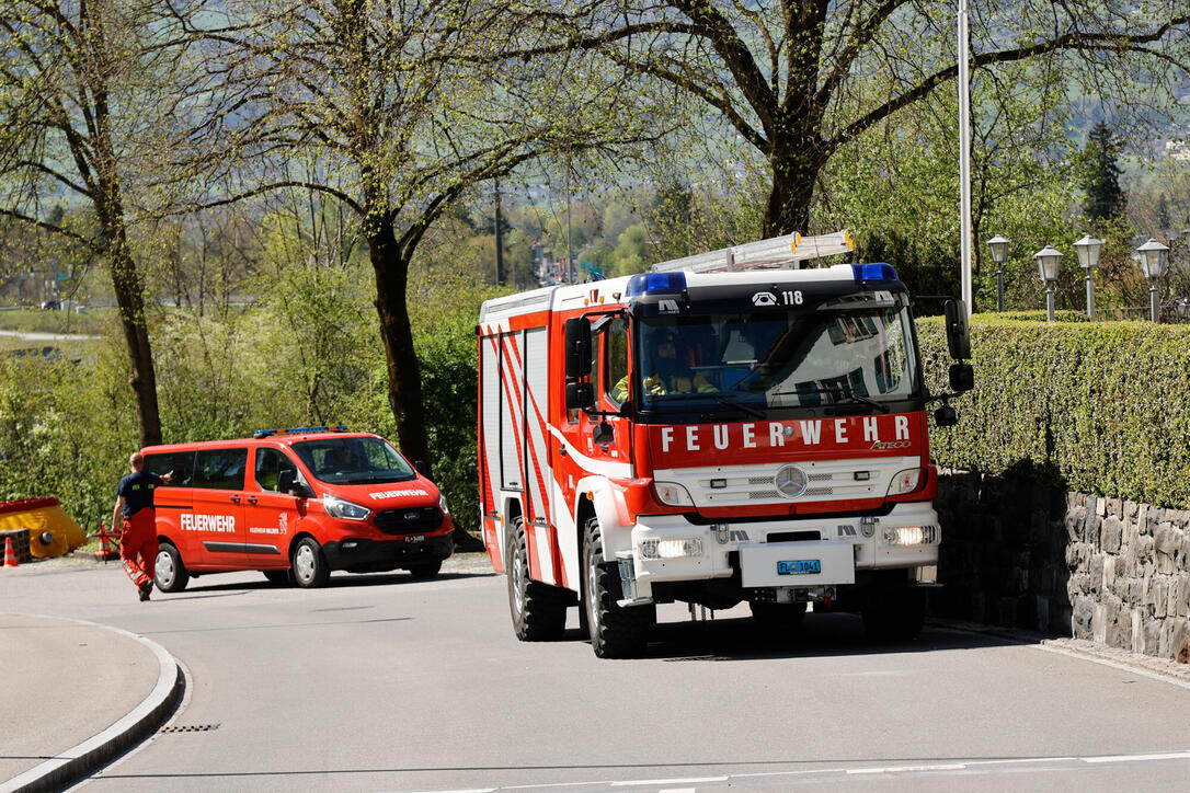 Schluss&uuml;bung beim Kurs f&uuml;r neue Feuerwehrleute beim "Restaurant L&ouml;wen&raquo; in Gamprin-Bendern.
