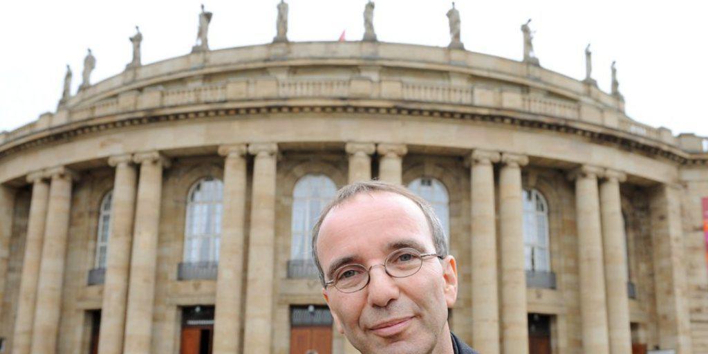 Der Kreuzlinger Jossi Wieler vor "seiner" Oper in Stuttgart. 2018 will er wieder in der freien Szene wirken (Archiv). Der Kreuzlinger Jossi Wieler vor "seiner" Oper in Stuttgart. 2018 will er wieder in der freien Szene wirken (Archiv).