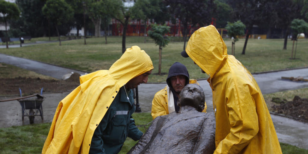 Arbeiter stellen die Bronzestatue des serbischen Weltkriegsattentäters Gavrilo Princip in Belgrad auf Arbeiter stellen die Bronzestatue des serbischen Weltkriegsattentäters Gavrilo Princip in Belgrad auf