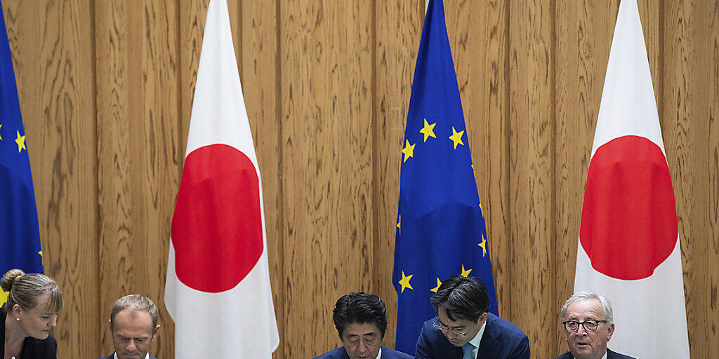 Der japanische Premierminister Shinzo Abe (Mitte) hat am Dienstag das Freihandelsabkommen mit der EU unterzeichnet. Für die EU sind EU-Ratspräsident Donald Tusk (links) und EU-Kommissionspräsident Jean-Claude Juncker (rechts) nach Tokio gereist.