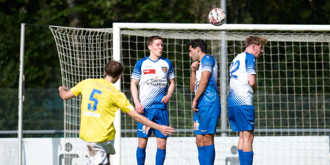 Ein makelloser Freistoss von Marcon (l.) in der 40. Minute besiegelte das Schicksal des FC USV Eschen/Mauren zur 2:0-Niederlage.