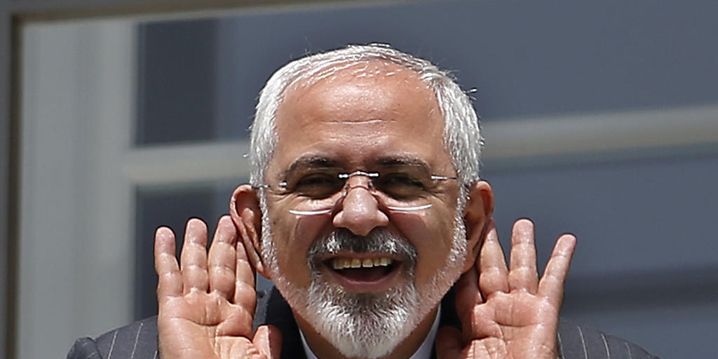 Irans Aussenminister Mohammed Dschawad Sarif während einer Verhandlungspause auf einem Balkon des Konferenzgebäudes, als ihm Medienleute Fragen zurufen.