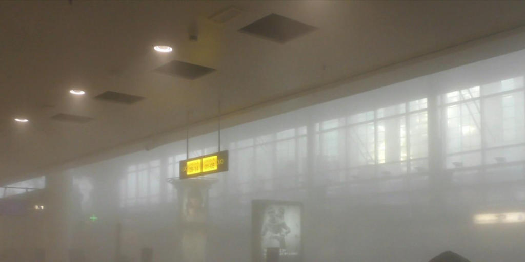 Überall ist Rauch: Überlebende im Flughafen werfen sich nach den Bombenexplosionen auf den Boden, wie dieses Handybild zeigt.