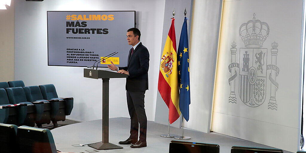 Der spanische Ministerpräsident Pedro Sanchez erläuterte am Samstag die Lockerungen der Massnahmen zur Eindämmung der Corona-Krise. Seit Sonntag herrscht im früheren Corona-Hotspot eine "neue Normalität". Nach genau 14 Wochen ging um Mitternacht der Notstand zu Ende. (Archivbild)