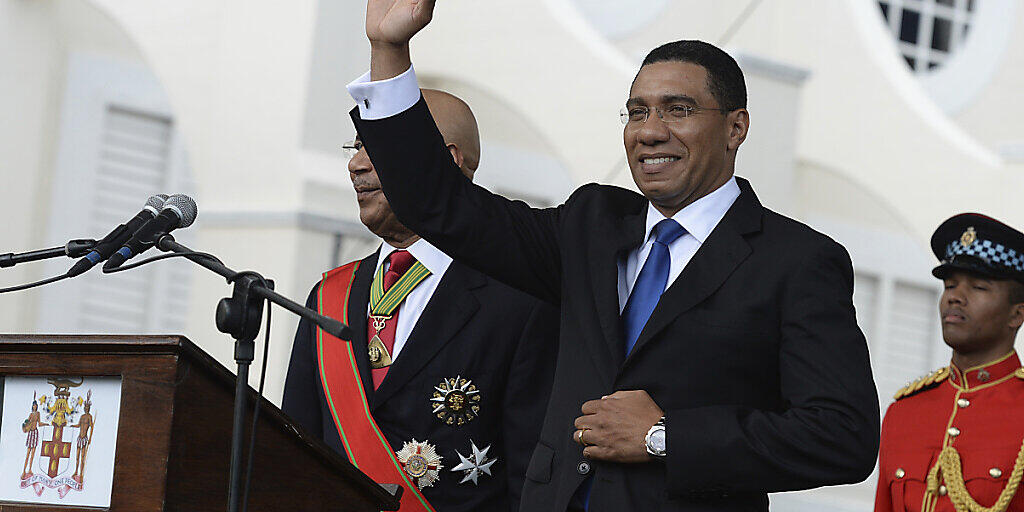 ARCHIV - Andrew Holness, Premierminister von Jamaika, winkt nach seiner Vereidigung der Menge zu. Holness steht kurz vor einem Wahlsieg in Jamaika. Foto: Collin Reid/AP/dpa