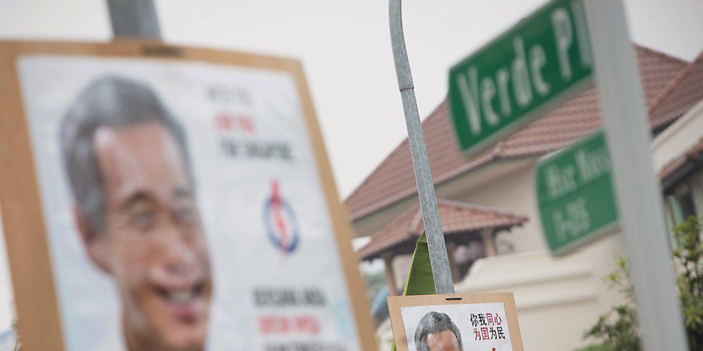 Singapurs Premier lacht von Wahlplakaten - die Opposition setzt für die Parlamentswahl auf soziale Medien.