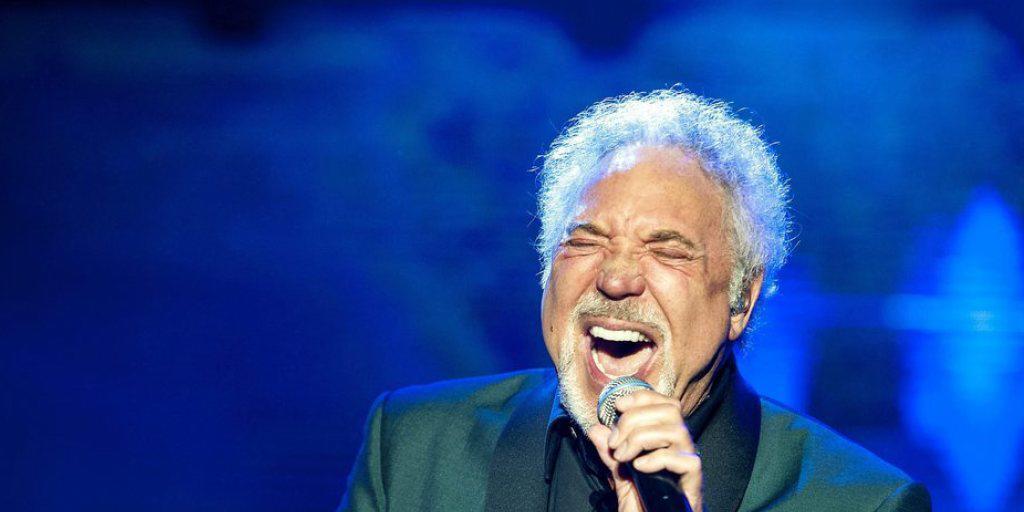75 und kein bisschen müde: Musiker Tom Jones während eines Konzerts in Budapest (Archiv)